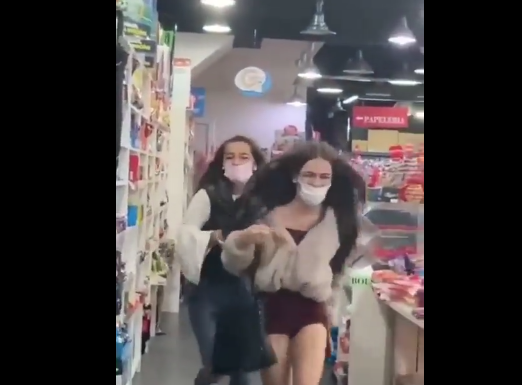 Vídeo: Unas jóvenes roban en una tienda de Bilbao y agreden al propietario