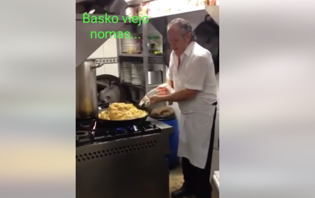 Increíble habilidad para dar la vuelta a una tortilla de 57 huevos