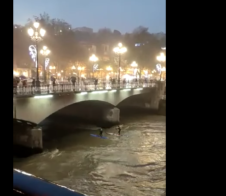Paddle surf por la Ría de Bilbao en plenas inundaciones