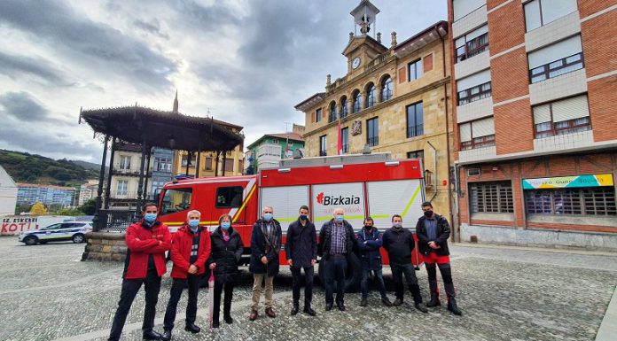 La Diputación de Bizkaia cede a Bermeo un camión autobomba equipado de los bomberos para su organización de voluntarios de Protección Civil