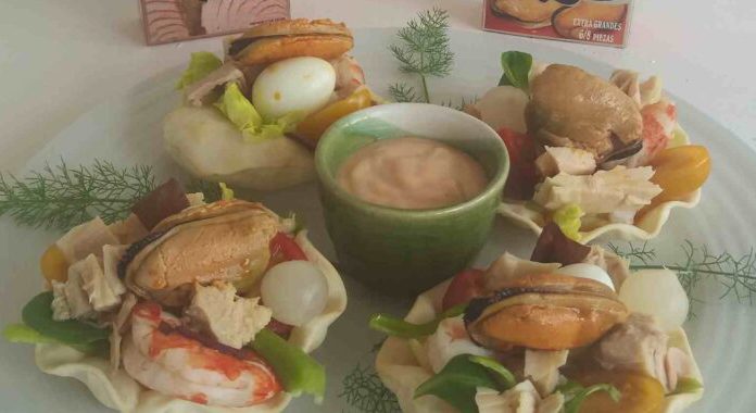 Canapé navideño de marisco y bonito en cestitas. Receta suministrada por Conservas Serrats
