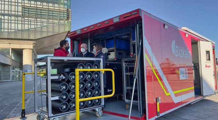 La Autoridad Portuaria de Bilbao entrega a la Diputación un contenedor de ERAs para el Servicio de bomberos de Bizkaia