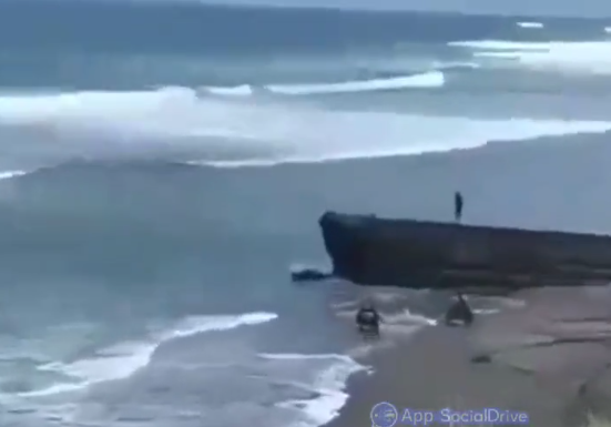 Intentan cruzar un tramo de agua con la moto y ocurre esto
