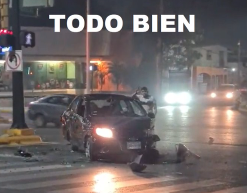 Un hombre da la vuelta al coche volcado con sus propias manos
