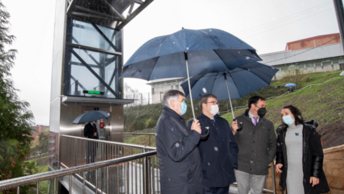 El Alcalde de Bilbao visita el nuevo ascensor de Uribarri