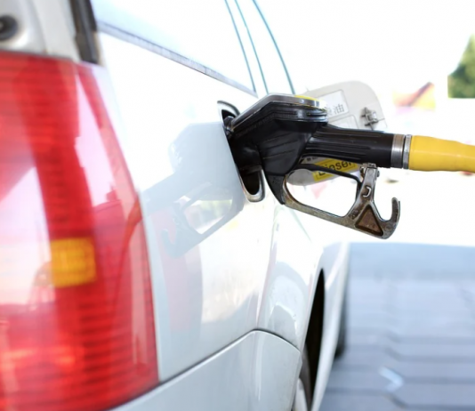 El precio de la gasolina y el diésel escala hasta rozar los dos euros por litro tras doce semanas de subidas