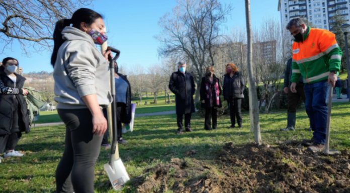 El Ayuntamiento de Bilbao invita a colectivos ciudadanos en situación de vulnerabilidad de Otxarkoaga y Txurdinaga a tomar parte en la plantación de árboles en sus barrios