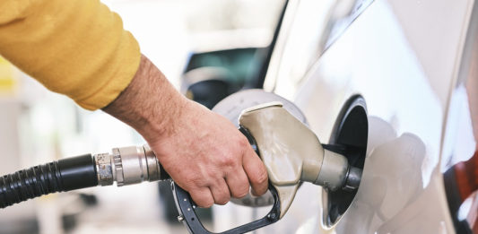 El IPC se mantiene en el 4,9 % contenido por el descenso de los carburantes