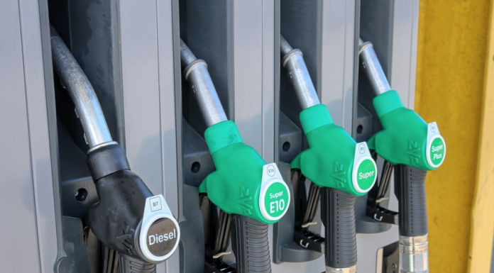 Las gasolineras suben los precios a raíz de las ayudas del gobierno español