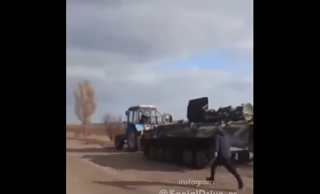 Un granjero se lleva un blindado de transporte de tropas ruso
