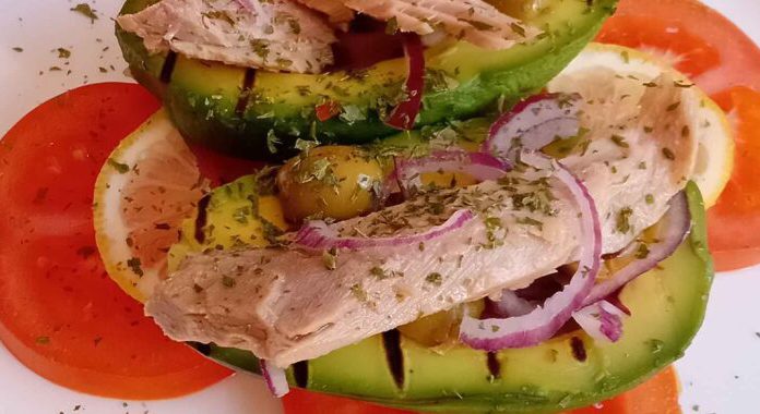 Aguacates al grill rellenos de Bonito del Norte. Receta facilitada por Conservas Serrats
