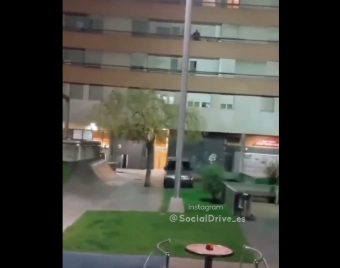 Barakaldo: Un conductor temerario entra en un parque con una furgoneta