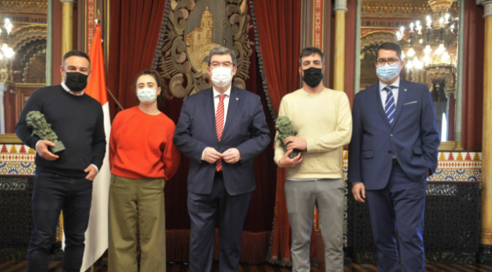 El Ayuntamiento de Bilbao recibe a los premios Goya Urko Olazabal, María Cerezuela y Diego Urruchi