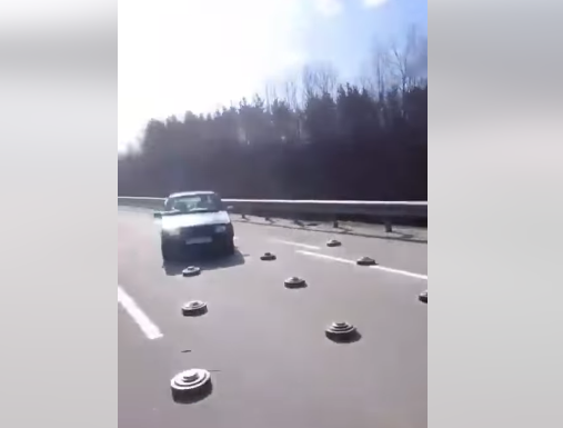 Así se juegan la vida los conductores para salir de Kiev