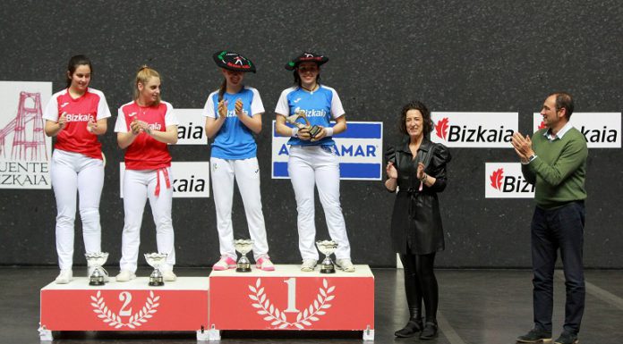 Las pelotaris Arrizabalaga y Agirre se hacen con la txapela del IV Torneo Bizkaia femenino de pelota a mano