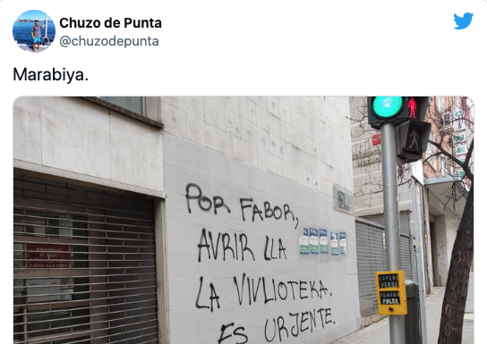 Mensaje cargado de ironía en la fachada una biblioteca madrileña