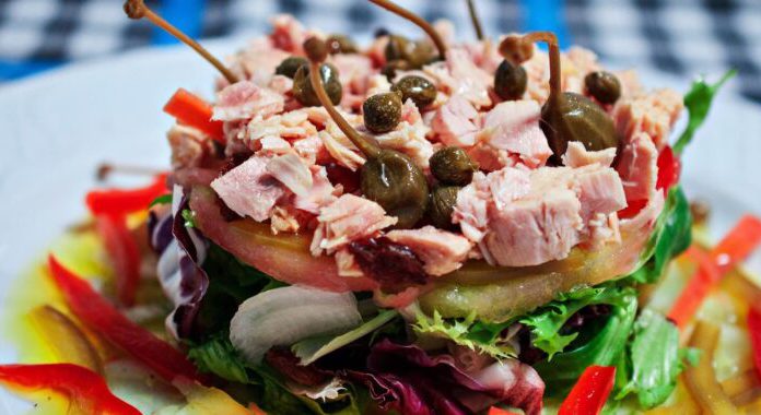 Ensalada de Bonito del Norte, pepino marinado y verduras encurtidas, de la mano de Conservas Serrats
