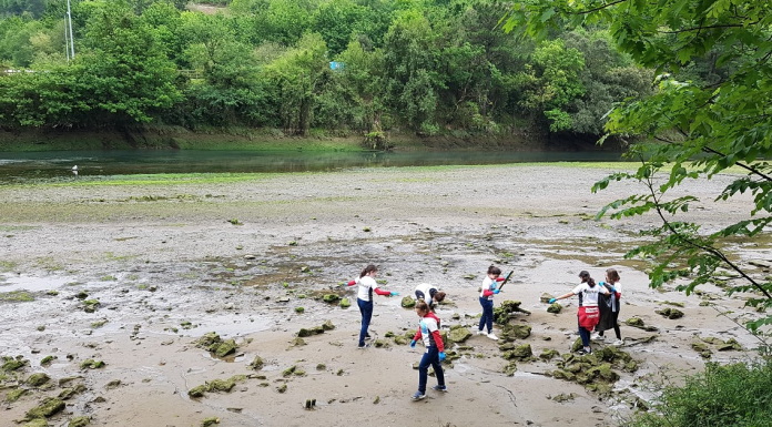 El remo de categoría escolar se vuelca en la limpieza del río Artibai impulsada por la Diputación y la Federación Vizcaína de Remo