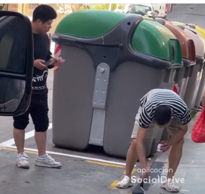 Los dueños de un bazar modifican las líneas de estacionamiento con pintura