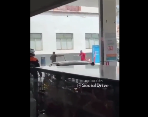 Asomobrosa pelea con una manguera en una gasolinera de Vélez