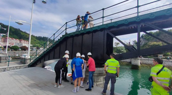 La Diputación de Bizkaia muestra a estudiantes de Ondarroa la restauración y el funcionamiento de Plaiko Zubia
