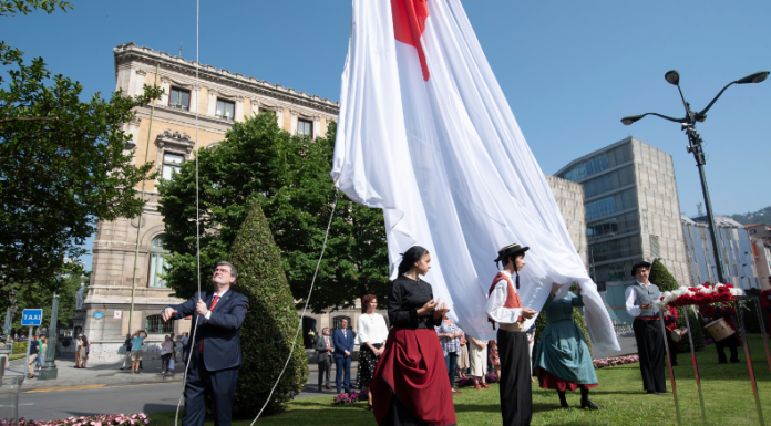 El Alcalde de Bilbao preside la izada de la Bandera de la Villa, que cumple 722 años