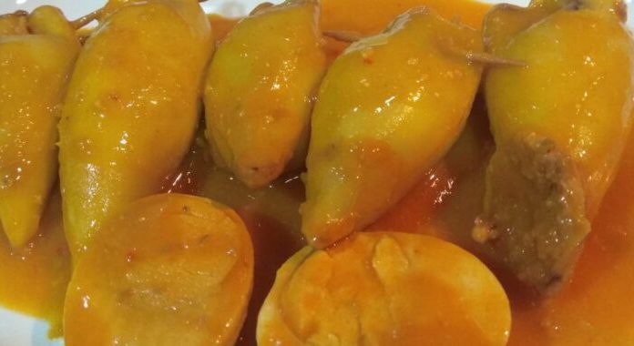 Calamares rellenos de atún y carne, en salsa. Receta suministrada por Conservas Serrats