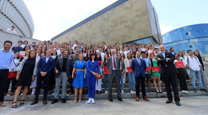 El talento joven de las tres universidades vascas recibe los diplomas de los programas Talentia