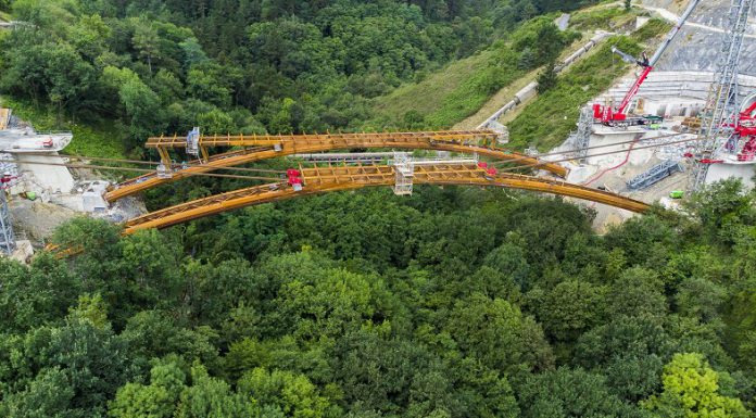 La Diputación de Bizkaia completa la maniobra de abatimiento de los viaductos del Bolintxu