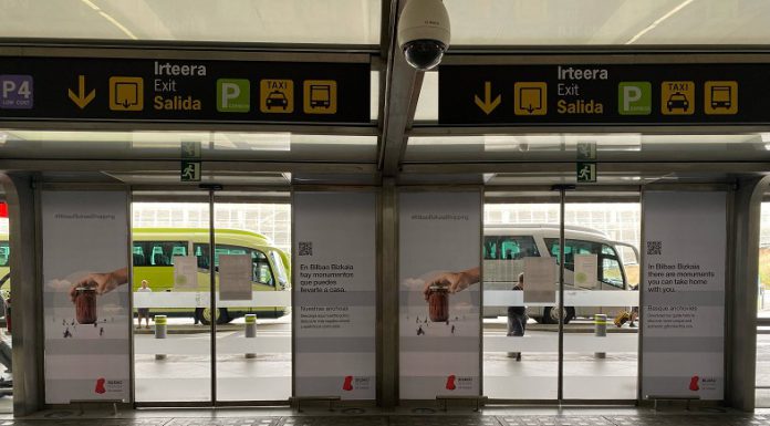 Bilbao Bizkaia promociona en el aeropuerto de Loiu la compra de productos locales entre las personas que visitan el territorio