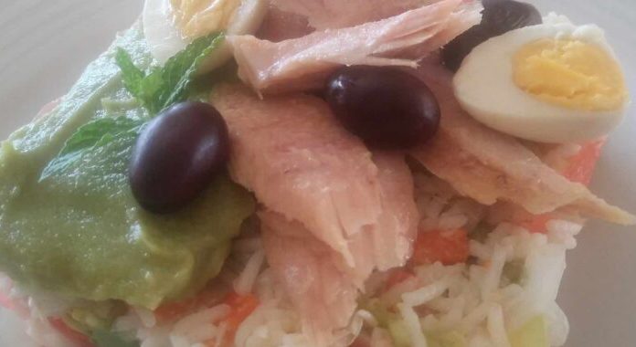 Ensalada de arroz basmati con Bonito del Norte y aguacate. Receta suministrada por Conservas Serrats