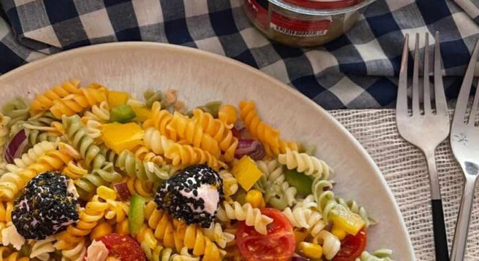 Ensalada “Bermeo” de espirales con Bonito del Norte y perlas de queso de cabra rellenas de frambuesa, de la mano de Conservas Serrats