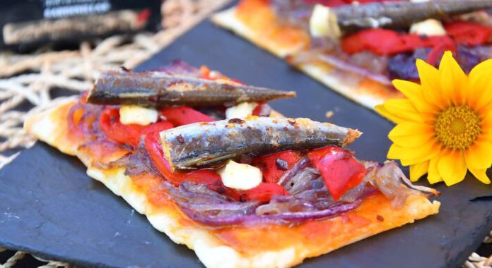 Mini cocas de cebolla con pimientos y sardinillas. Una receta suministrada por Serrats