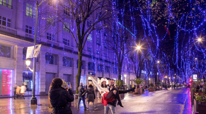 El Ayuntamiento de Bilbao retrasará una semana el encendido de luces navideñas y acortará una hora la iluminación los fines de semana