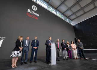 El Alcalde de Bilbao Juan Mari Aburto y el Consejero Iñaki Arriola visitan el frontón de la Esperanza tras la culminación de las obras de la instalación deportiva