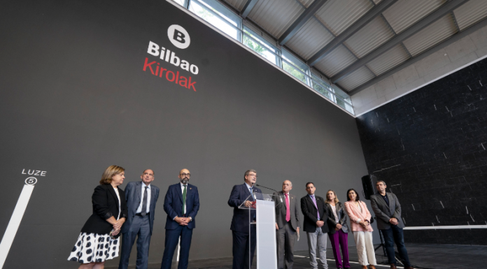 El Alcalde de Bilbao Juan Mari Aburto y el Consejero Iñaki Arriola visitan el frontón de la Esperanza tras la culminación de las obras de la instalación deportiva