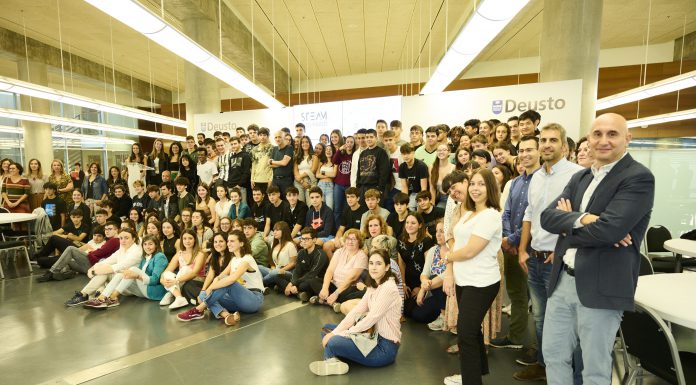 Un centenar de estudiantes de secundaria participa en Bilbao en un encuentro con profesionales de la ciencia y la tecnología para orientar sus carreras profesionales