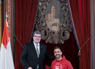 El Alcalde de Bilbao recibe a Iker Sastre tras proclamarse subcampeón del mundo de tenis de mesa adaptado
