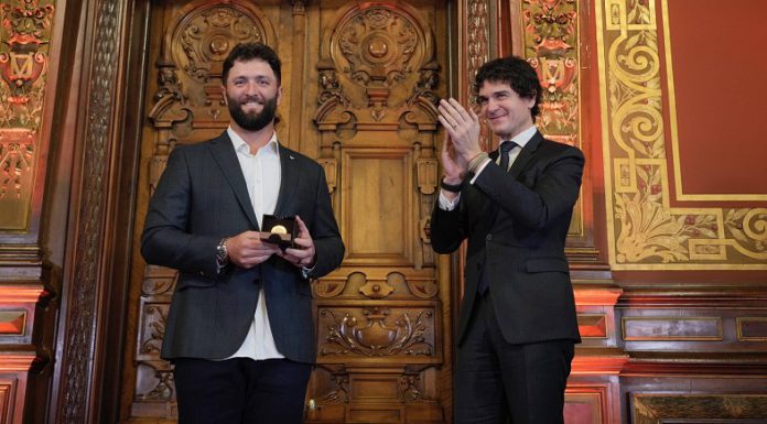 Unai Rementeria entrega a Jon Rahm el galardón Ilustre de Bizkaia-Bizkaitar Argia