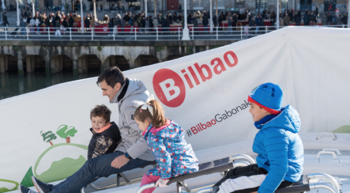 Más de 30.000 personas disfrutan de la pista y el tobogán de hielo ecológico del Ayuntamiento de Bilbao en sus primeras dos semanas