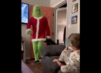 Así reaccionan estos niños cuando el Grinch entra en su casa
