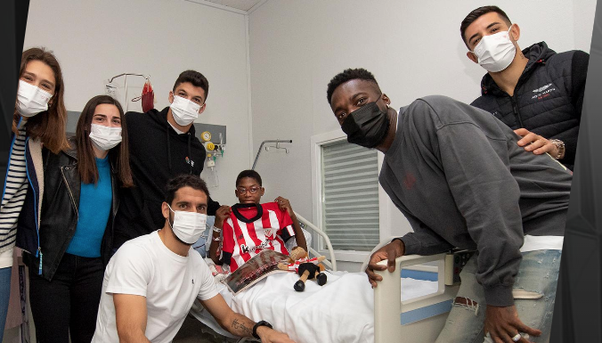 Los jugadores del Athletic Club visitan los hospitales de Cruces y Basurto