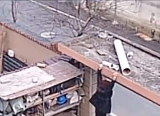 Una madre se encuentra en apuros al caer su escalera y sucede esto