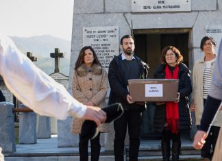 La consejera Beatriz Artolazabal entrega a la familia los restos del gudari Mikel Alberdi