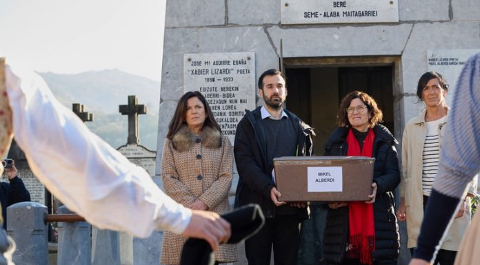La consejera Beatriz Artolazabal entrega a la familia los restos del gudari Mikel Alberdi