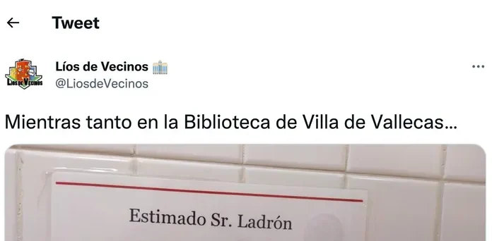 Llamativo cartel visto en una biblioteca de Vallecas: «Estimado Sr. Ladrón…»