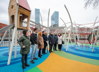 El alcalde de Bilbao visita el nuevo espacio infantil de Campo Volantín, inspirado en mitología vasca