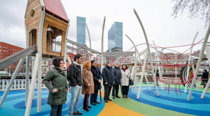 El alcalde de Bilbao visita el nuevo espacio infantil de Campo Volantín, inspirado en mitología vasca
