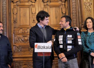 El Diputado General recibe a Alex Txikon y reconoce su trayectoria y su ascensión al Manaslu