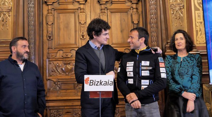 El Diputado General recibe a Alex Txikon y reconoce su trayectoria y su ascensión al Manaslu